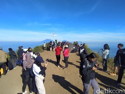 Potret Pendakian Gunung Andong saat HUT Kemerdekaan RI