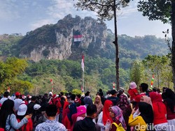 Bendera Merah Putih Raksasa Berkibar di Kawasan Karst Citatah