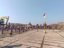 Indonesia Belum Merdeka dari Sampah, DLHK Sidoarjo Gelar Upacara di TPA