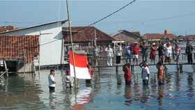 Upacara HUT RI Timbulsloko Demak, Pesisir Pantura Jawa yang Tenggelam