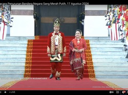 Upacara Penurunan Bendera, Jokowi-Iriana Kompak Berbaju Adat Nuansa Merah