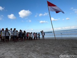 Puluhan Anak Pantai Antusias Ikuti Upacara Bendera HUT ke-79 RI di Kuta