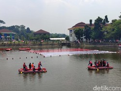 Relawan Se-Banten Bentangkan Bendera Merah Putih 1.200 Meter di Danau