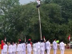 Viral Pelajar Berpeci Panjat Tiang Bendera Selamatkan Upacara di Tasik