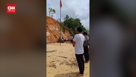 VIDEO: Warga di Lingkar IKN Gelar Upacara HUT RI di Teluk Balikpapan