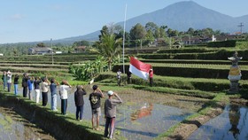 FOTO: Suasana Unik Upacara HUT RI ke-79 di Pelosok Negeri