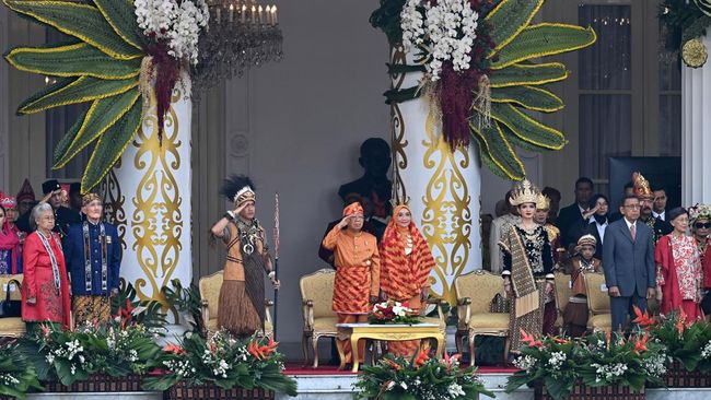 Wapres Ma'ruf Amin mengenakan busana adat Pontianak dari Suku Melayu Sambas pada upacara HUT RI di Jakarta. Warna kuning keemasan melambangkan kejayaan.