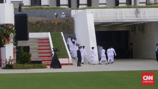 Belasan personil Paskibraka putri dalam seremoni HUT RI ke-79 tampak memakai jilbab saat bersiap di Lapangan Istana Negara, IKN, Kalimantan Timur, Sabtu (17/8).