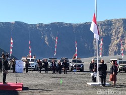 Syahdu Upacara HUT ke-79 RI di Lautan Pasir Gunung Bromo