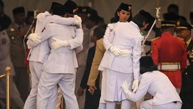 FOTO: Momen Mengharukan Upacara Penurunan Bendera di Istana Negara IKN