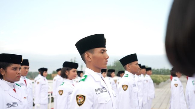 Presiden Jokowi selaku pengawas upacara dan peserta upacara HUT RI ke-79 tepuk tangan untuk Paskibraka setelah Bendera Pusaka berkibar di IKN.