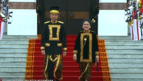 Jadi Inspektur Upacara, Jokowi Kenakan Baju Adat Kutai Kaltim