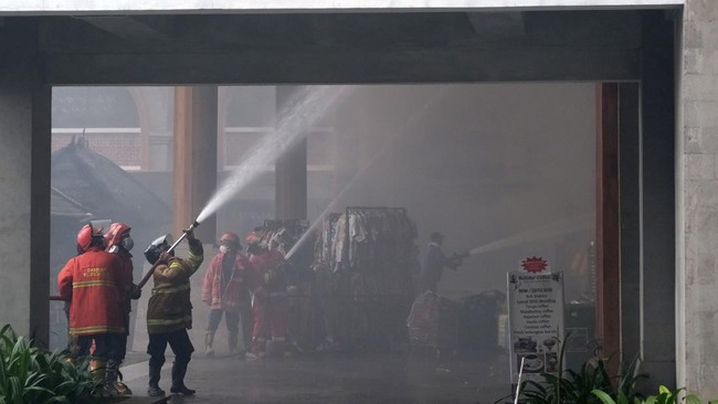 Kebakaran terjadi di Galaxy Mall Surabaya, Jumat (15/11). Api berasal dari gerai The Body Shop di lantai satu Galaxy Mall 1, tepatnya dekat dengan pintu 3.