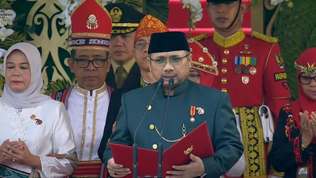 Menag Yaqut meminta agar pemimpin pemerintahan dan warga diberi hikmat soal arti kemerdekaan dan tidak menjadi penjajah sendiri.