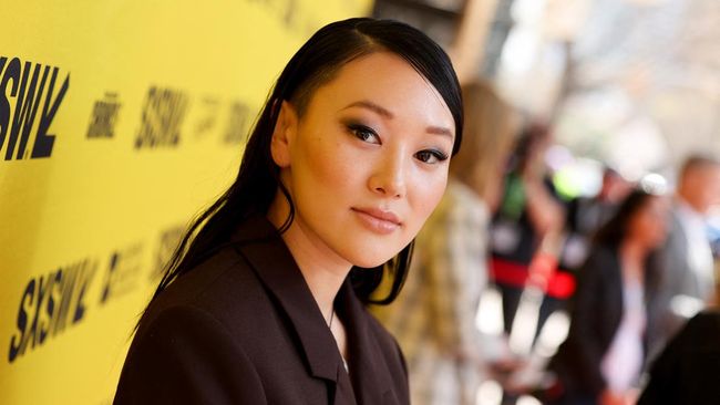 Yerin Ha dikabarkan akan jadi Lady in Silver alias Sophie Beckett yang nantinya jadi kekasih bahkan istri Benedict dalam Bridgerton 4.