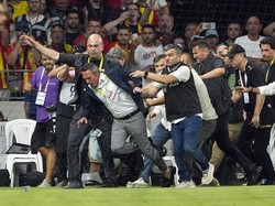 Ngeri, Presiden Fenerbahce Diserang Penonton!