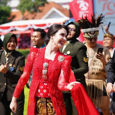 Etika Anak Arumi Bachsin Saat Jajan Pentol Keliling Disorot