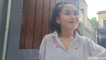 img-title Bongkar Alasan Ayu Ting Ting Gagal Nikah, Ayah Rojak: Orang Tuanya Cuek