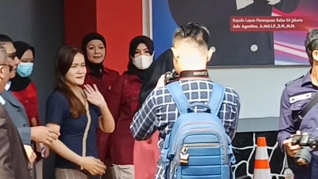 Jessica Kumala Wongso keluar menggunakan baju berwarna biru dengan celana berwarna coklat.Jessica ditemani oleh pencaranya, Otto Hasibuan dkk.