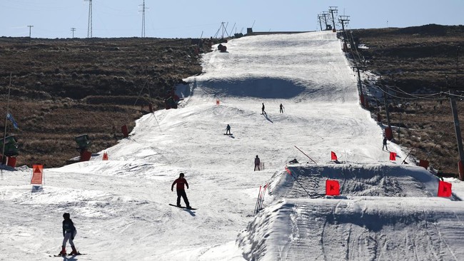 FOTO: Taman Salju Afriski, Satu-satunya Tempat Bermain Ski di Afrika