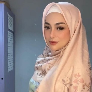 Sudah Mualaf tapi Belum Berhijab, Celine Evangelista Singgung Kontrak Kerja