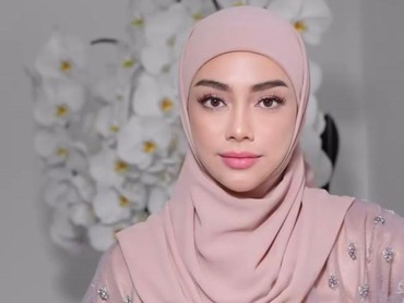 img-title Pakai Hijab usai Mualaf, Celine Evangelista: Aku Merasa Lebih Terhormat