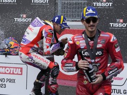 Senangnya Francesco Bagnaia Hindari Kejutan Jorge Martin