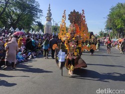 Antusias Warga Sidoarjo Saksikan Karnaval Shining Jayandaru