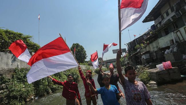 Simak kumpulan pantun kemerdekaan 17 Agustus yang bisa kamu gunakan untuk menciptakan suasana meriah di tengah acara perayaan.