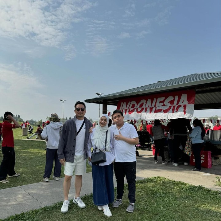 <p>Cindy Fatikasari membagikan keseruan peringatan HUT RI di luar negeri. Ia dan keluarganya saat ini tengah menetap di Kanada, Bunda. Mereka mengunjungi kawasan Edmonton, Kanada untuk mengikuti perayaan 17-an. (Foto: Instagram @cindyfatikasari18)</p>