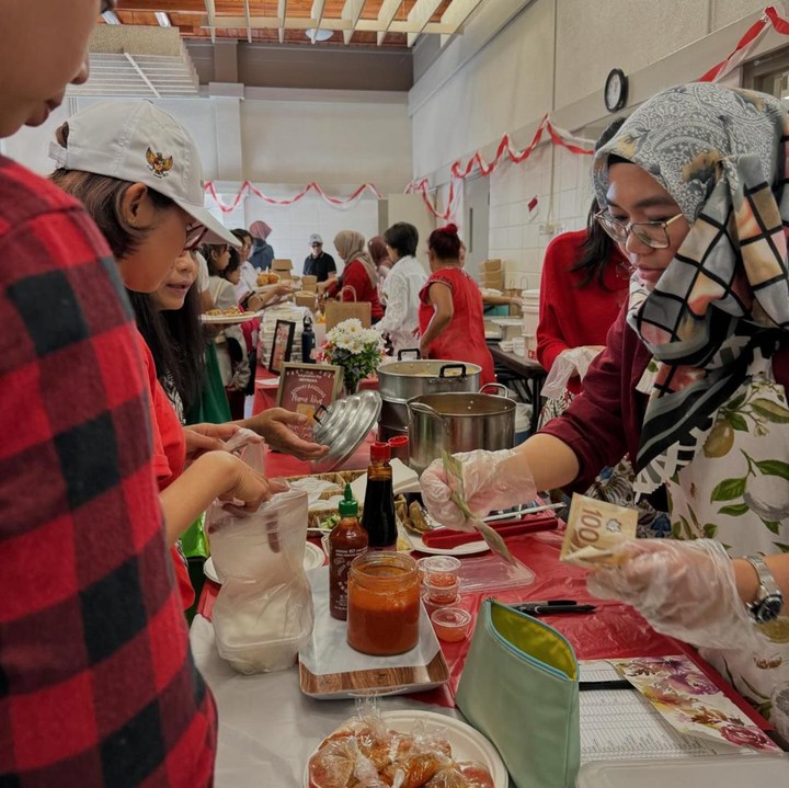 <p>Tak hanya mengikuti perlombaan, diaspora Indonesia di Kanada juga berburu kuliner nusantara yang lezat di area bazaar. (Foto: Instagram @cindyfatikasari18)</p>