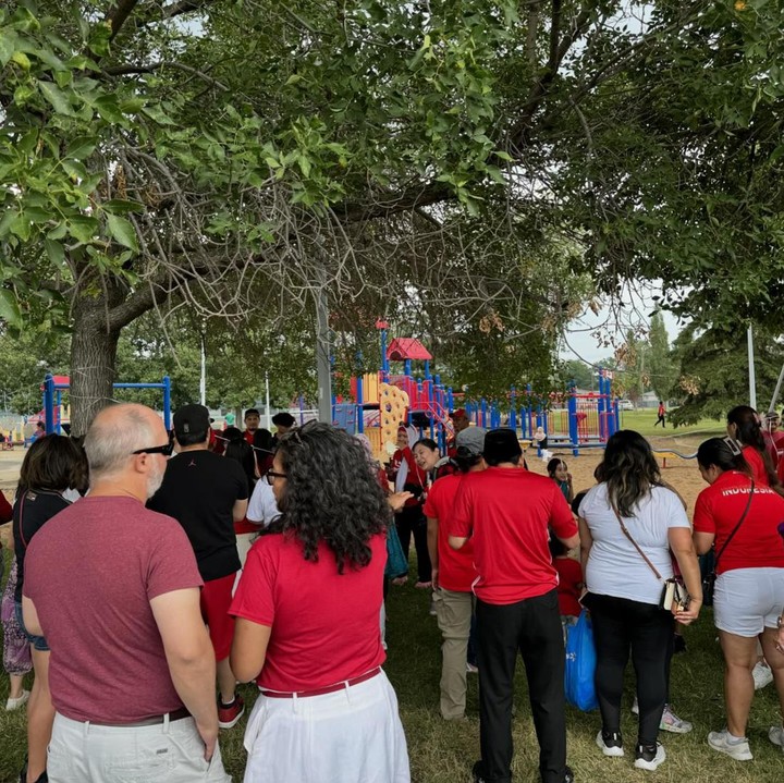 <p>Peringatan Kemerdekaan RI berlangsung tak kalah meriah seperti di Indonesia. Banyak orang berkumpul dengan mengenakan busana bernuansa merah-putih. "Pertama kali 17-an di Edmonton," tulis Cindy dalam unggahannya. (Foto: Instagram @cindyfatikasari18)</p>