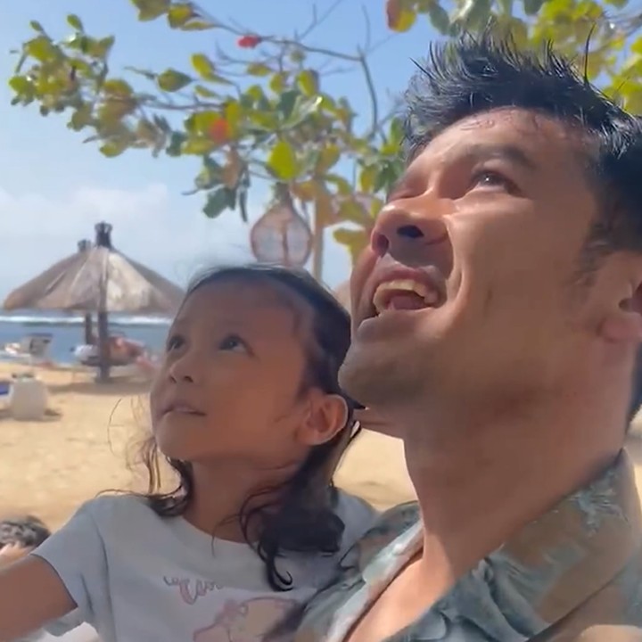 <p>Putri Marino tak banyak muncul dalam videonya. Ia lebih sering merekam momen manis sang suami dengna putrinya. (Foto: Instagram @putrimarino @chicco.jerikho)</p>