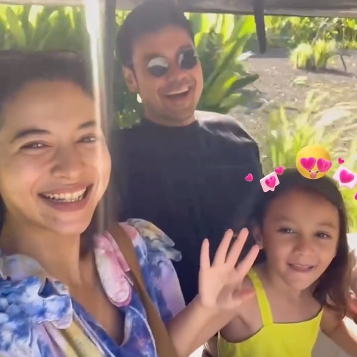 <p>Pasangan yang menikah pada 3 Maret 2018 ini mengajak putri semata wayang mereka, Surinala saat liburan. Momen manis itu dibagikan oleh Chicco lewat unggahan video di laman media sosialnya. "Ini yang gue butuhin buat nyambut 4.0, <em>family vacation!"</em> tulisnya. (Foto: Instagram @putrimarino @chicco.jerikho)</p>