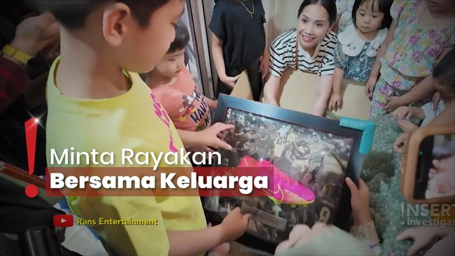 Rafathar Dapat Kado Ultah Sepatu Bertanda Tangan Pemain Liverpool