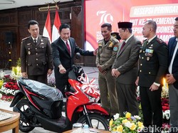 Satpol PP Lamongan Pemanjat Tiang Bendera HUT RI Dihadiahi Sepeda Motor