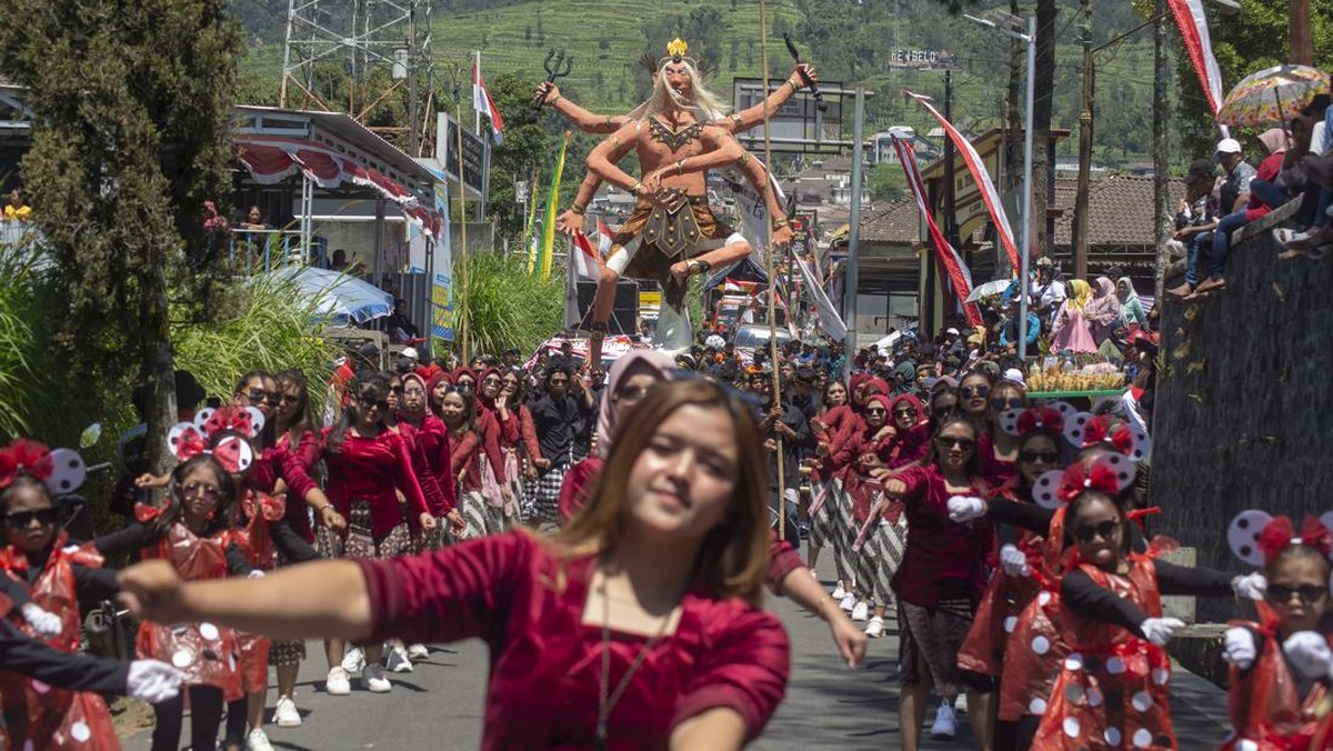FOTO: Warna-warni Karnaval Peringati HUT Ke-79 Kemerdekaan RI