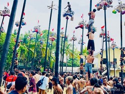 Lomba Panjat Pinang di Ancol Seseru Itu!