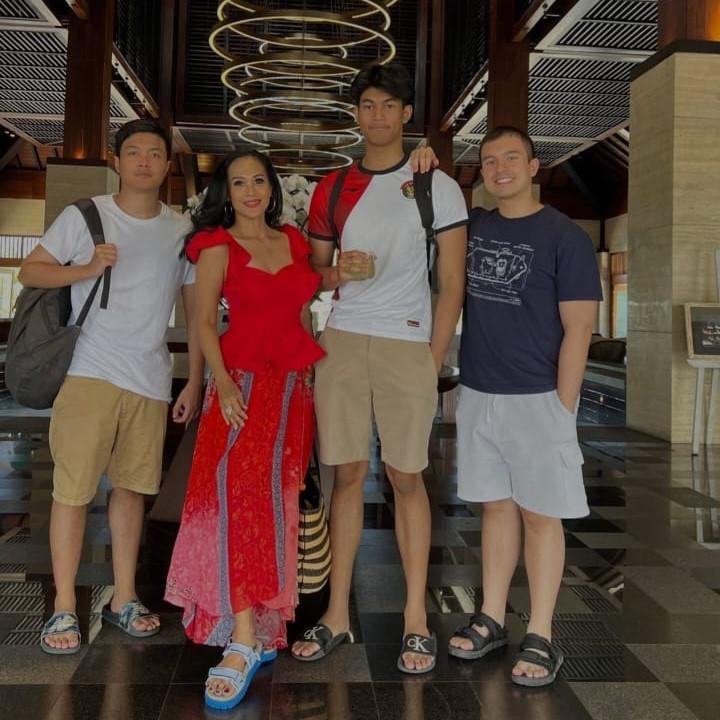 <p>Untuk merayakan momen ulang tahun Marco, Diah Permatasari dan sang suami memboyong kedua anak mereka untuk berlibur di Bali. Mereka menginap di sebuah resor mewah, Bunda. (Foto: Instagram @dps_diahpermatasari)</p>