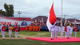 Aksi Heroik Satpol PP Lamongan Panjat Tiang Bendera, Dihadiahi Motor