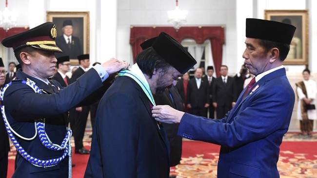 Presiden Joko Widodo bercerita pernah memayungi Ketua Umum Partai NasDem Surya Paloh di tengah hujan deras.