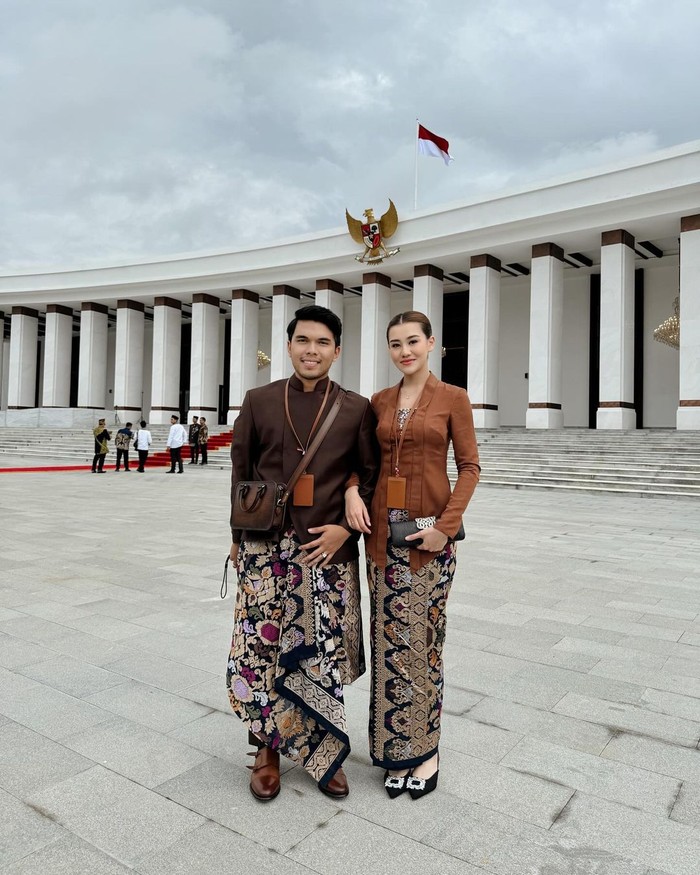 Pasutri Aaliyah Massaid dan Thariq Halilintar terbang ke IKN untuk mengikuti upacara pengibaran bendera. Kompak, busana adat Jawa Tengah nuansa coklat rancangan Anggi Asmara dan SAS Designs dikenakan. Kebaya kutubaru Aaliyah yang cenderung simpel semakin elegan dengan padanan songket Bali/ Foto: Instagram.com/aaliyah.massaid