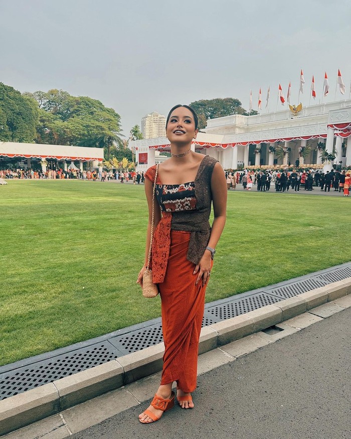 Mengikuti upacara di Istana Negara bersama Taván Dutton, Amanda Khairunnisa eye-catching dalam balutan busana tradisional yang eksentrik. Perpaduan warna dan bahan brokat, tenun, serta detail kerang jadi penegas nuansa kontemporer dari busana tradisional ini/ Foto: Instagram.com/akhairunnisa