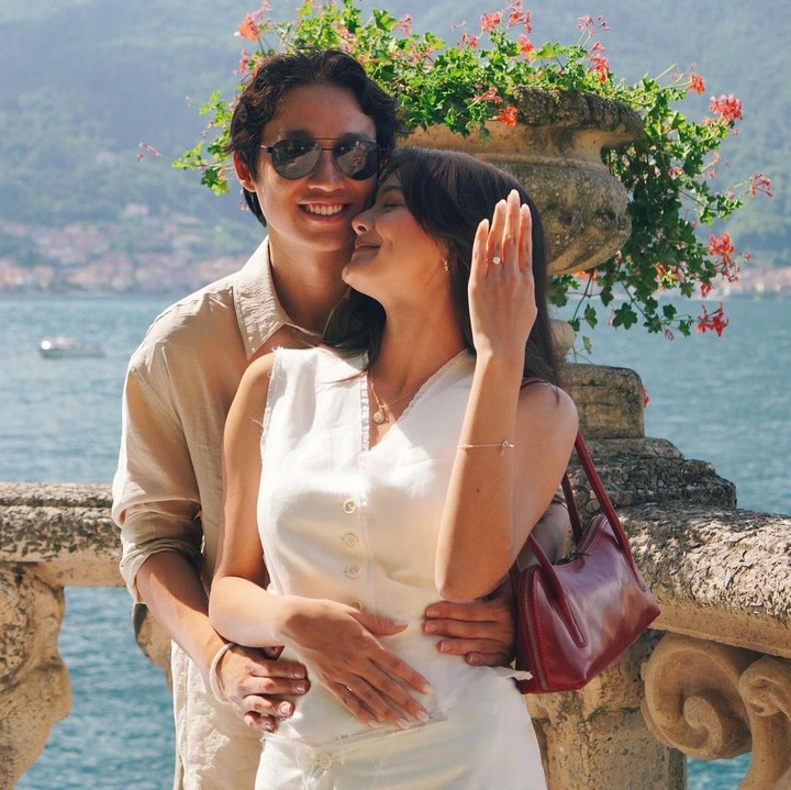 <p>Pada Agustus 2024, aktris Amanda Rawles dilamar oleh Adriel Susanteo saat liburan bersama di Italia. Melalui unggahan di Instagram, Amanda membagikan detik-detik saat Adriel berlutut di hadapannya dan memberikan cincin sebagai tanda keseriusan untuk melangkah ke jenjang pernikahan. Lokasi lamaran Amanda dan Adriel ini sangat aesthetic, yakni dikelilingi pemandangan laut biru yang indah. Perlu diketahui, Amanda dan Adriel telah resmi menikah pada 27 Mei 2025. (Foto: dok. Instagram Amanda Rawles)</p>