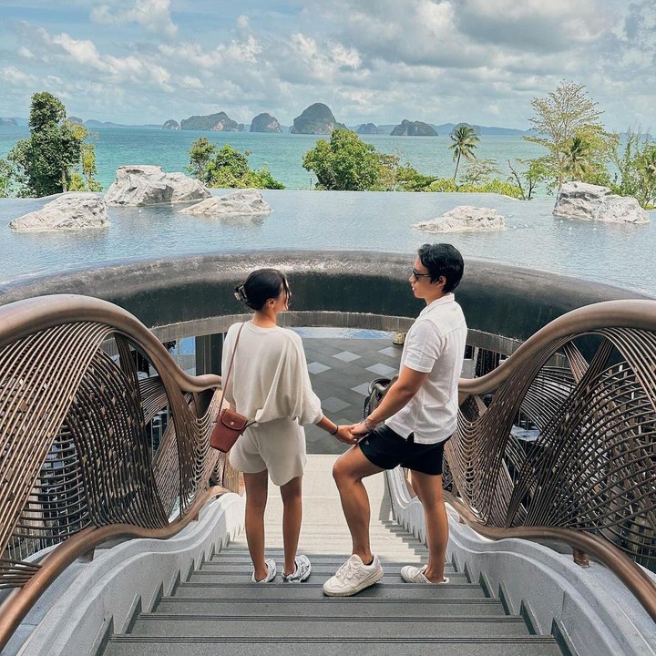 <p>Kabar bahagia datang dari kalangan artis Tanah Air. Amanda Carol Rawles baru saja dilamar oleh sang kekasih bernama Adriel Susanteo saat liburan bersama di Italia pada Minggu (18/8/2024). (Foto: Instagram@amandarawles)</p>