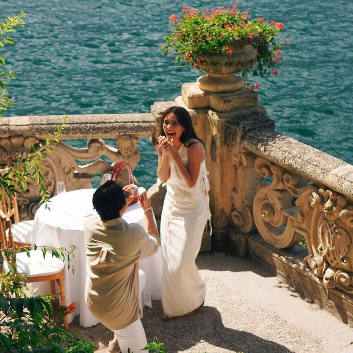 <p>Seperti pasangan pertama, Amanda Rawles juga dilamar kekasihnya, Adriel Susanteo, di Lake Como Italia. Dalam unggahan di Instagram, Amanda mengunggah potret lamaran tersebut dengan emoticon cincin. (Foto: Instagram @amandarawles dan @adriel1712)<br /><br /><br /></p>