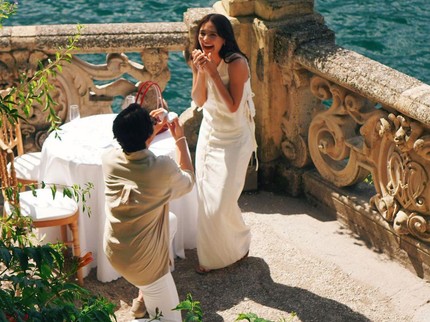5 Potret Romantis Amanda Rawles Dilamar Adriel Susanteo di Italia