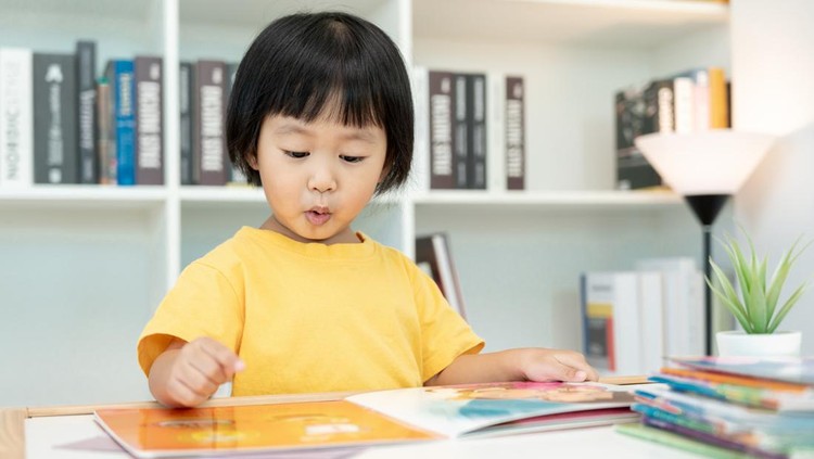 Anak belajar membaca