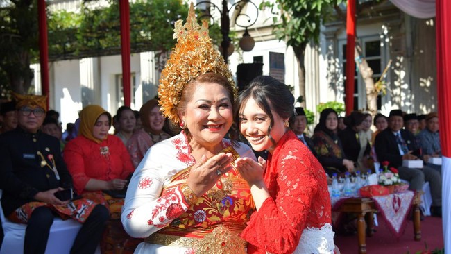 Antea Putri Turk hadir ditengah-tengah upacara HUT RI karena mendapat undangan khusus dari Wali Kota Semarang Hevearita Gunaryanti Rahayu alias Mbak Ita.