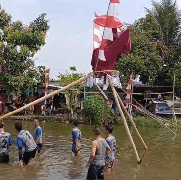 'Janda' Jadi Hadiah Lomba Panjat Pinang 17-an di Cianjur
